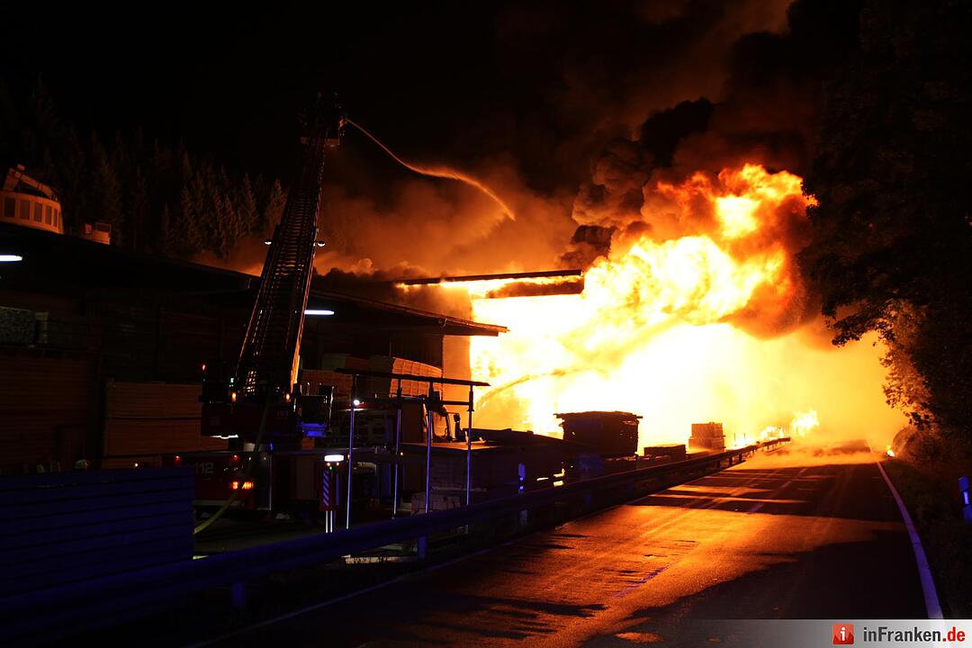 Riesiges Flammeninferno zerstoert grosses Saegewerk - Meterhohe Flammen