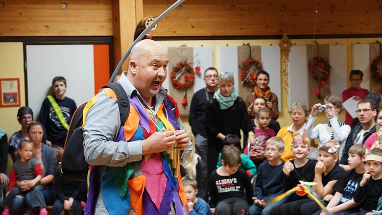 Manfred Schwaiger singt die Vogelfänger-Arie.