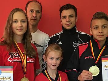 Mit sechs Podestplätzen kehrte das Kickboxteam des Sportstudions Jürgen Schorn von den deutschen Meisterschaften aus Bad Neustadt zurück. Im Bild hinten von links Stefan Güßbacher und Vincent Schorn, vorne von links Johanna Zeitler, Jule Greul und Darius Strätz.