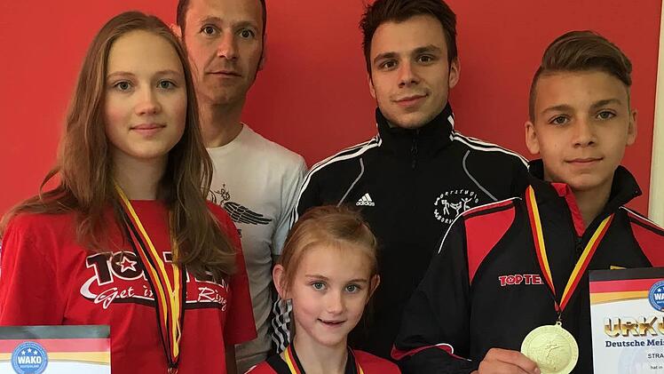 Mit sechs Podestplätzen kehrte das Kickboxteam des Sportstudions Jürgen Schorn von den deutschen Meisterschaften aus Bad Neustadt zurück. Im Bild hinten von links Stefan Güßbacher und Vincent Schorn, vorne von links Johanna Zeitler, Jule Greul und Darius Strätz.