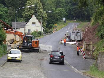Die Baumaßnahmen an der "Schrenk" laufen derzeit auf Hochtouren. Die Behörden und die Gemeinde wollen die Sommerferien nutzen, um die Maßnahme voranzutreiben und dem Verkehr die Zufahrt baldigst wieder zu ermöglichen.  Foto: Winfried Ehling