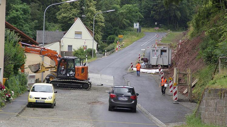 Die Baumaßnahmen an der "Schrenk" laufen derzeit auf Hochtouren. Die Behörden und die Gemeinde wollen die Sommerferien nutzen, um die Maßnahme voranzutreiben und dem Verkehr die Zufahrt baldigst wieder zu ermöglichen.  Foto: Winfried Ehling