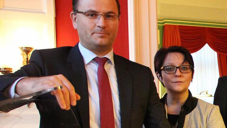 Finanzstaatssekretär Albert Füracker beim Rundgang durch die Bad Kissinger Spielbank mit Direktorin Heidrun Vorndran an einem Roulettetisch.  Foto: Benedikt Borst