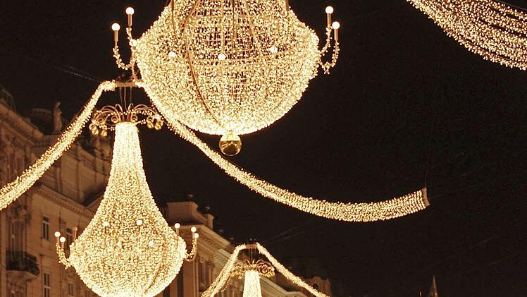 Die schönste aller Wiener Adventsbeleuchtungen gibt es wohl am "Graben" zu sehen. Die Lampen bestehen aus tausenden kleinen Lichtern und sind den Lustern im Wiener Musikverein nachempfunden. Foto: djd/Kolpinghaus Wien-Zentral/Harald Fasching