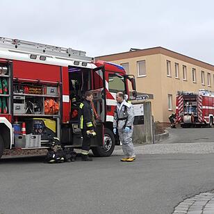 Gefahrgutaustritt im Gewerbepark - Unbekannter Stoff in Firmengebäude ausgelaufen