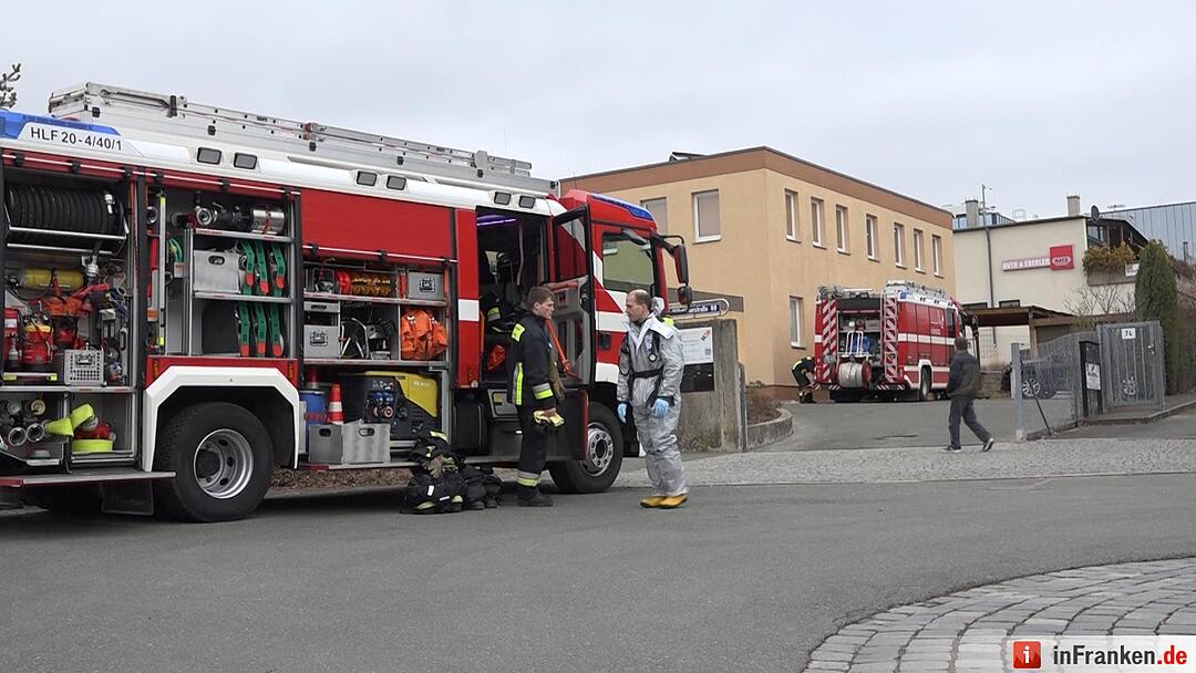 Gefahrgutaustritt im Gewerbepark - Unbekannter Stoff in Firmengebäude ausgelaufen