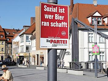 Seit Sonntag sprießen die Wahlplakate überall in Bamberg, hier ein Exemplar der Satirepartei "Die Partei" auf der Kettenbrücke. Foto: Matthias Hoch
