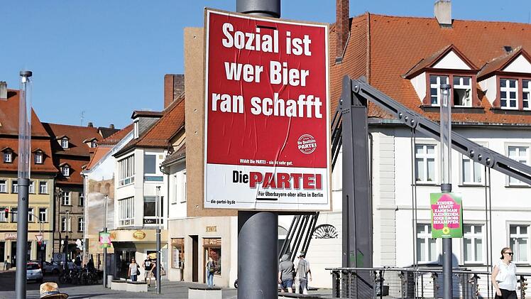 Seit Sonntag sprießen die Wahlplakate überall in Bamberg, hier ein Exemplar der Satirepartei "Die Partei" auf der Kettenbrücke. Foto: Matthias Hoch