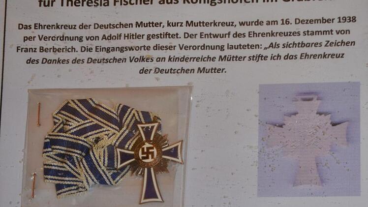 Auch das fand man in der von Erich Fries aus Großwenkheim zusammen gestellten Ausstellung mit mehr als 200 Bild- und Textdokumenten: Das Mutterkreuz, das Theresia Fischer verliehen wurde. Hanns Friedrich