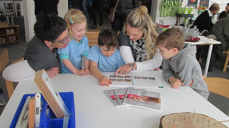 Kindergartenleiterin Eva Plehn (2. v. l.) und Erzieherin Ute Koch erklären den Kindern den neuen Leitfaden für den Kindergarten. Winfried Ehling