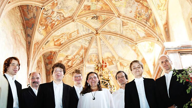 Ein feines Konzert gab der Posaunenchor zugunsten der Renovierung der Pressecker Dreifaltigkeitskirche, deren einmalige Deckenbemalung (im Hintergrund) gesichert werden muss. Foto: Klaus Klaschka
