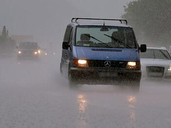 Auf der A7 kam ein Mann mit seinem Fahrzeug ins schleudern und hat sich &uuml;berschlagen. Symbolbild: Andreas Rosar/dpa