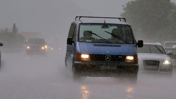 Auf der A7 kam ein Mann mit seinem Fahrzeug ins schleudern und hat sich &uuml;berschlagen. Symbolbild: Andreas Rosar/dpa