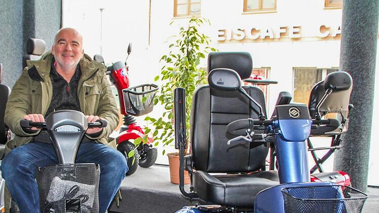 Seine Elektromobile verkauft der in Gremsdorf lebende Thomas Ringshandl in ganz Süddeutschland. Jetzt richtet er ein Ladengeschäft mit Werkstatt in der Hauptstraße ein.  Fotos: Andreas Dorsch
