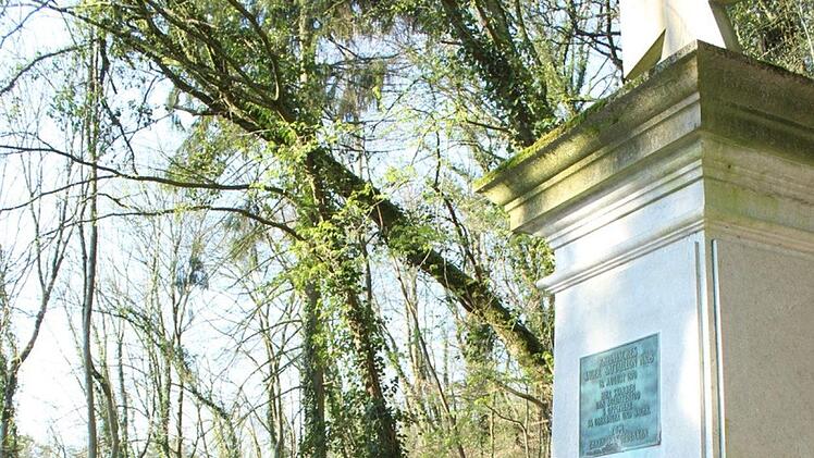 Mausoleum den 8. Jägerbataillons Rheinland-Pfalz an der Mance. Vor der Reinigung