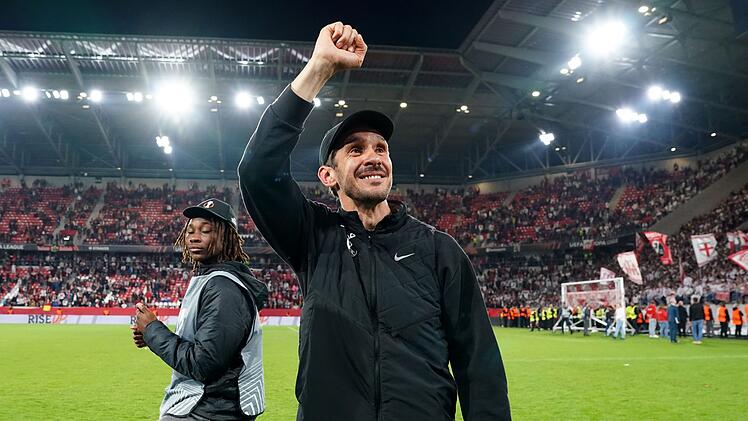 Nach dem gelungenen Einzug ins Finale der Europa League strahlte Julian Schuster, der Trainer des SC Freiburg, &uuml;ber beide Ohren.