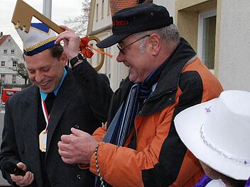 Freudestrahlend zeigt Wolfgang Zieger den vom Bürgermeister Dieter Adam (rechts) erbeuteten Rathausschlüssel. Fotos: Karl Klippel