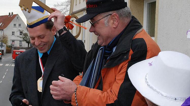 Freudestrahlend zeigt Wolfgang Zieger den vom Bürgermeister Dieter Adam (rechts) erbeuteten Rathausschlüssel. Fotos: Karl Klippel