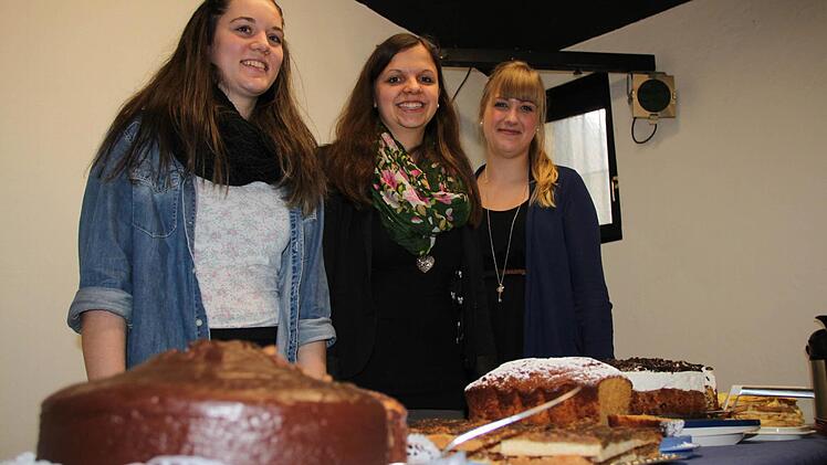 ...drinnen warten Milena Limpert (von links), Eva Schüßler und Lisa Kretz...