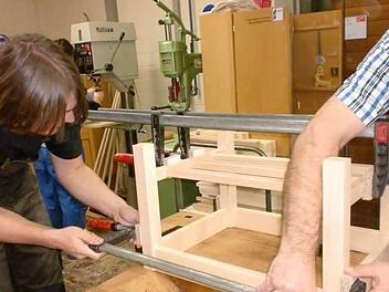 Ohne Teamwork geht es nicht: Handwerker arbeiten Hand in Hand. Foto: privat