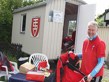 Andrea Schneider organisiert beim TSV 08 Kulmbach den Verkauf von gebrauchten Sportklamotten im Bauwagen. Fotos: Sonja Adam