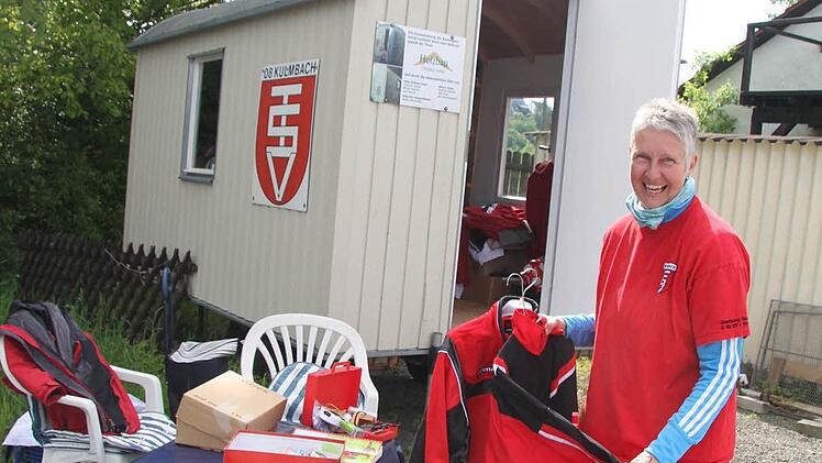 Andrea Schneider organisiert beim TSV 08 Kulmbach den Verkauf von gebrauchten Sportklamotten im Bauwagen. Fotos: Sonja Adam