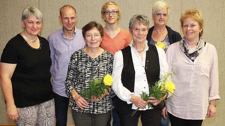 Die sportlich erfolgreichen Orientierungsläufer wurden im Rahmen des 120. Stiftungsfestes ausgezeichnet. Von links: 1. Vorsitzende Martina Kolbeck, Thomas Scheler, Irma Schwarzkopf, Sebastian Vetter, Angelika Weid, Martina Huth und 2. Vorsitzende Ingrid Marx.