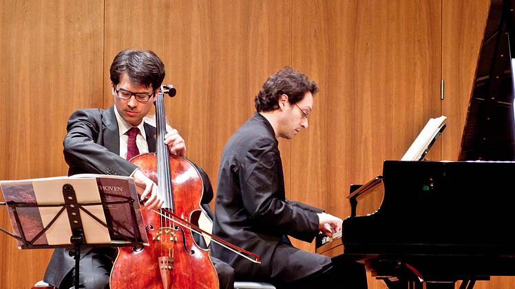 Danjulo Ishizaka (links) und Shai Wosner gastierten im Coburger Kongresshaus. Foto: Jochen Berger
