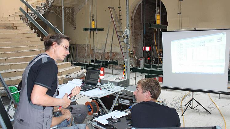 Belastungsprobe im Treppenhaus des Luitpoldbades. Foto: Mäuser