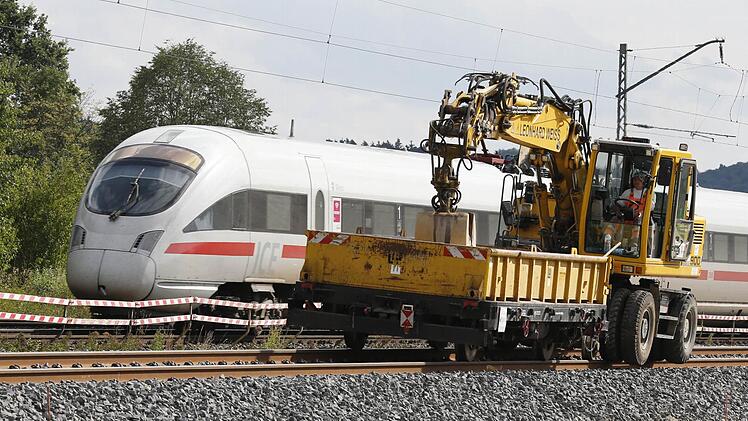 Ein solches Bild wie zwischen Zapfendorf und Unterleiterbach wird es ab Januar nicht mehr geben: Der Bahnausbau zwischen Breitengüßbach und Zapfendorf soll dann unter Vollsperrung der Gleise weitergehen.  Foto: Matthias Hoch