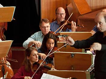 Roland Kluttig und das Philharmonische Orchester beim Concertino im Coburger Kongresshaus.Foto: Jochen Berger