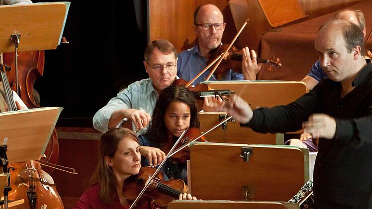 Roland Kluttig und das Philharmonische Orchester beim Concertino im Coburger Kongresshaus.Foto: Jochen Berger