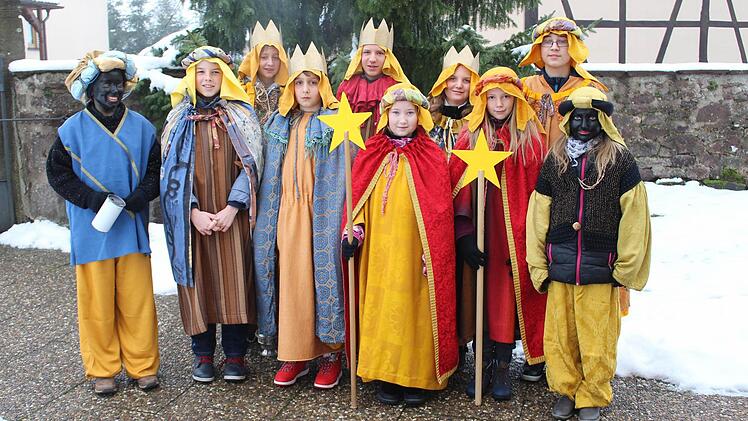 Alle zehn Ministranten zogen in Albertshausen als Sternsinger von Haus zu Haus, um Spenden zu sammeln. Die Aktion unterstützt in diesem Jahr auch besonders Projekte, die Flüchtlingsfamilien zugute kommen. Neben der Versorgung mit Lebensmitteln und psychologischer Hilfe wird Kindern ermöglicht, wieder zur Schule zu gehen. Foto: Pfarrgemeinde