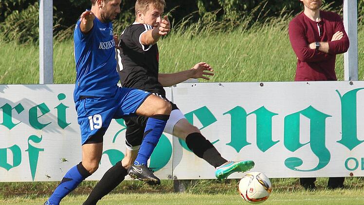 Der Würzburger Benjamin Schömig (links) und der Sander Marc Fischer kämpfen um den Ball.