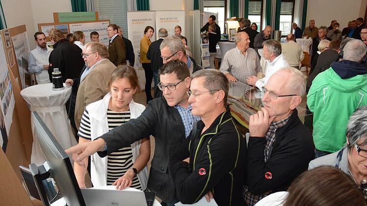 Die Infoveranstaltung über den geplanten Trassenverlauf der Gleichstromleitung SuedLink in der Heustreuer Festhalle stieß auf großes Interesse.  Foto: Stefan Kritzer