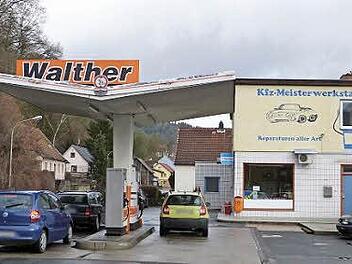 Dieses Bild wird bald der Vergangenheit angehören, denn das zweigeschossige Gebäude mit Werkstatt, Wohnung und Verkaufsladen wird abgerissen. Dafür entsteht ein ebenerdiger Verkaufs-Shop. Foto: Reißaus