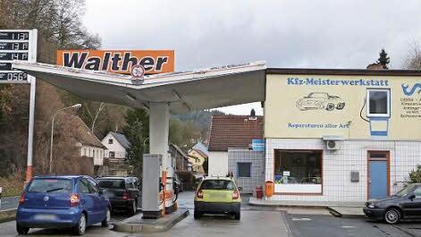 Dieses Bild wird bald der Vergangenheit angehören, denn das zweigeschossige Gebäude mit Werkstatt, Wohnung und Verkaufsladen wird abgerissen. Dafür entsteht ein ebenerdiger Verkaufs-Shop. Foto: Reißaus