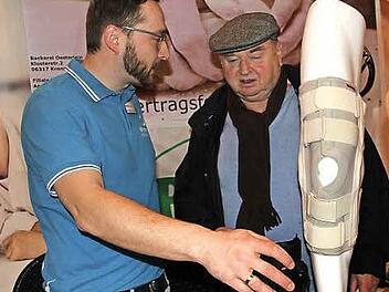 Matthias Vogel (links) vom Reha-Zentrum erklärte die Fußheberorthese. Mehr Bilder gibt es online auf www.infranken.de. Fotos: Lisa Kieslinger