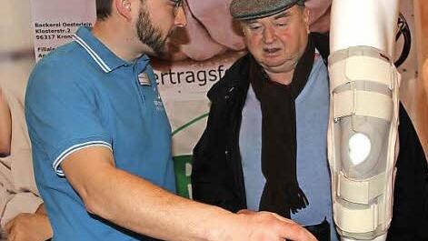 Matthias Vogel (links) vom Reha-Zentrum erklärte die Fußheberorthese. Mehr Bilder gibt es online auf www.infranken.de. Fotos: Lisa Kieslinger