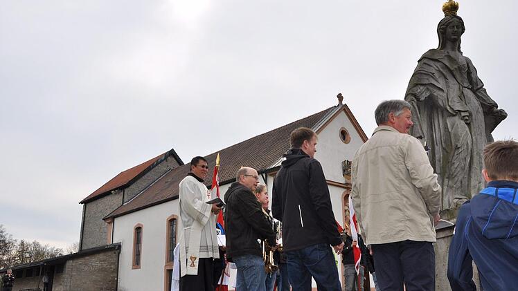 Diakon Kim Sell führte die Fußwallfahrer auf den Maria Ehrenberg zur Eröffnung des Wallfahrtsjahres. Foto: Petra Heurich