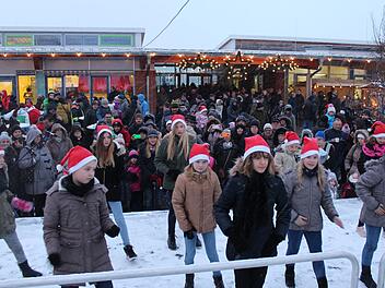 Die "Sunshine Kids" des FC Trieb bereicherten das Programm beim Weihnachtsmarkt der Werkst&auml;tten St. Joseph am Standort Michelau-Neuensee.Stefan Fleischmann