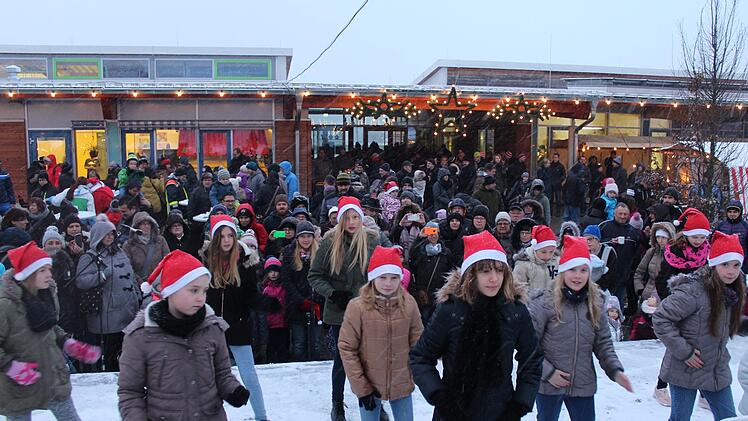 Die "Sunshine Kids" des FC Trieb bereicherten das Programm beim Weihnachtsmarkt der Werkst&auml;tten St. Joseph am Standort Michelau-Neuensee.Stefan Fleischmann