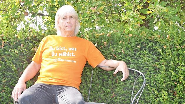 Thomas B&uuml;chner auf der Gartenbank vor seinem Haus im Neustadter Stadtteil Horb. Foto: Rainer Lutz