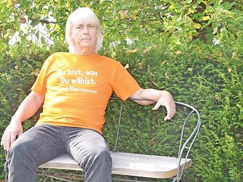 Thomas Büchner auf der Gartenbank vor seinem Haus im Neustadter Stadtteil Horb. Foto: Rainer Lutz