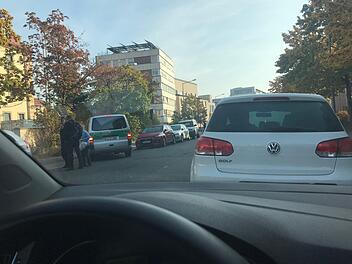 Eine der Angeklagten versuchte sich durch einen fingierten Herzanfall vor der Verhandlung zu drücken, nutzte aber nichts. Die Polizei brachte sie nach Erlangen.  Foto: Michael Busch