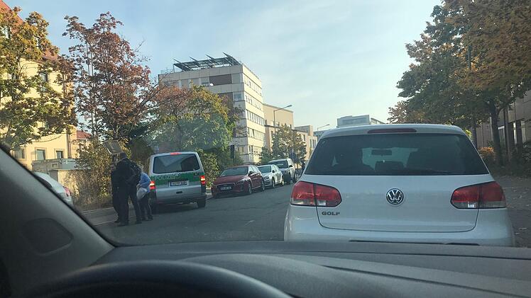 Eine der Angeklagten versuchte sich durch einen fingierten Herzanfall vor der Verhandlung zu drücken, nutzte aber nichts. Die Polizei brachte sie nach Erlangen.  Foto: Michael Busch