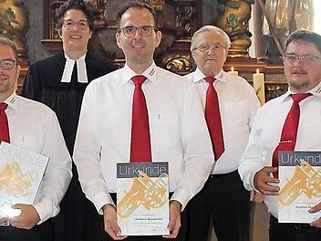 Ehrungen beim Posaunenchor Fischbach: Das Bild zeigt (vorne, von links) Andreas Thiel, Christian Nusspickel, Stefan Fleischmann sowie (hinten, von links) Pfarrerin Alina Ellgring und Chorobmann Karl-Heinz Thiel. Foto: Heike Schülein