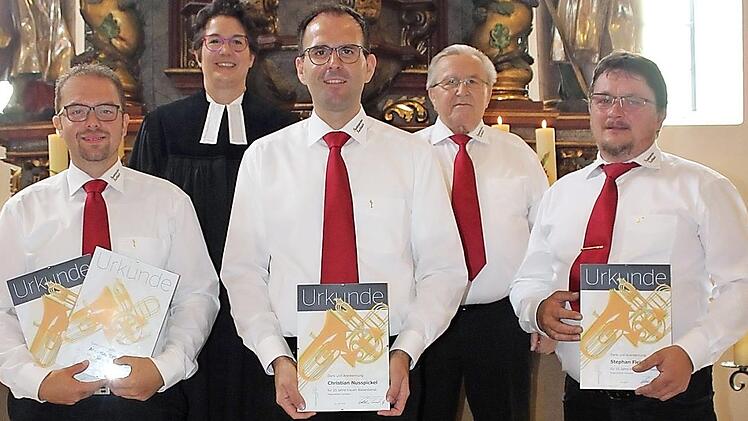 Ehrungen beim Posaunenchor Fischbach: Das Bild zeigt (vorne, von links) Andreas Thiel, Christian Nusspickel, Stefan Fleischmann sowie (hinten, von links) Pfarrerin Alina Ellgring und Chorobmann Karl-Heinz Thiel. Foto: Heike Schülein
