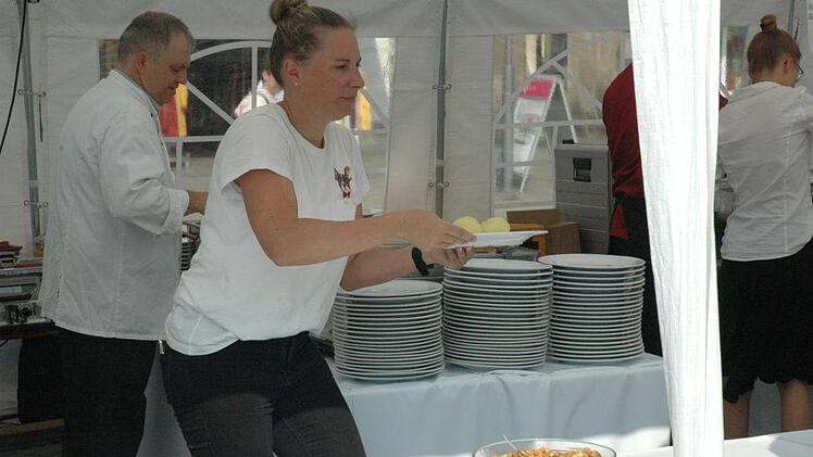 Regen Zusprach fand der  Coburger Klößmarkt am Wochenende. Reger Betrieb herrscht dabei auch hinter den Kulissen. Zur guten Stimmung unter den zahlreichen Besuchern trugen auch die Don Bosco Musikanten aus Bamberg bei, die am Sonntag mit volkstümlichen Melodien bestens unterhielten.Foto: Edwin Meißinger