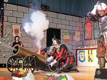 Unter der Leitung von Kommandant Robert Unglaub (rechts) wurde im vergangenen Jahr der Fasching in Steinwiesen "eingeschossen". Heuer müssen sich die Steinwiesener mit der Fernsehsendung der Sitzung "Franken helau" 2020 begnügen, bei der sie Gastgeber waren. Archivfoto: Susanne Deuerling